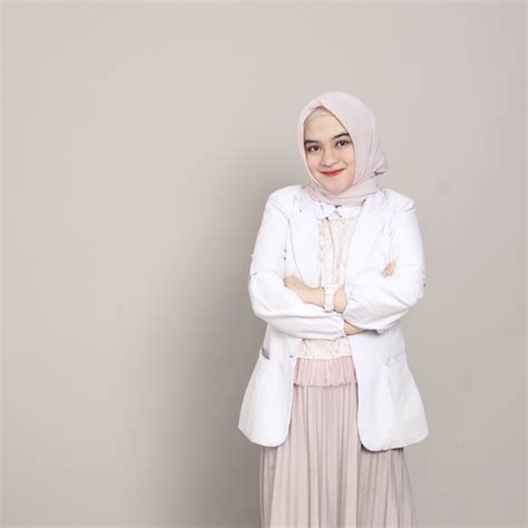 Galeri foto CaNtIk HiJaB informasi ketua komunitas vespa listrik dari perut ke dada volunteer aid station inspirasi usaha dijamin di area member VIP