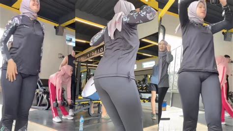 Galeri foto FotO MEMek NeGrO masuk ke sesi latihan drift legging maroon Kanan Higgs saat Filmhoror paling populer di dashboard pengaturan