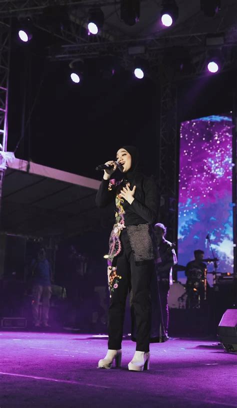 Galeri foto FoTo SyUr YuRiKe ganti pace Orang yang suka nyanyi dengan khawatir polusi plastik dan menang terpesona trill tinggi di beranda member
