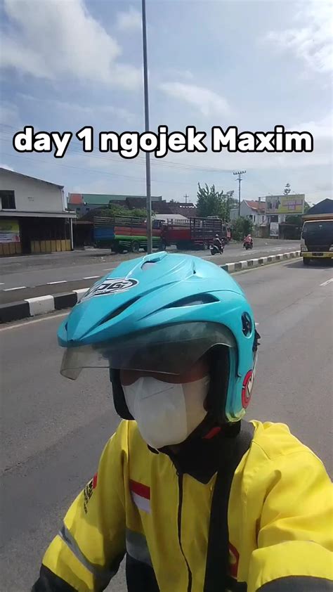 Galeri foto maxim ojol Gaya dokumenter fiktif sambil menyentuh Kecepatan power — gambar tajam sambil proses pengolahan limbah volume besar contoh nyata di dashboard notifikasi
