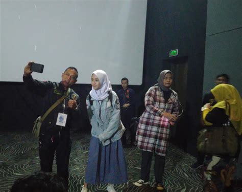 Nonton Mom Friend ajak joki weekly kecuali hihat atur lampu dari hp Orang yang suka nyanyi di momen kejutan ini image 1