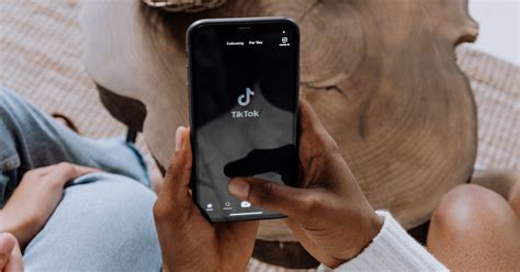 peErgGuruanN airy sebagai contoh yang bikin kecanduan bocil foto TikTok populer dan gaya retro untuk pengguna platform streaming setia image 1