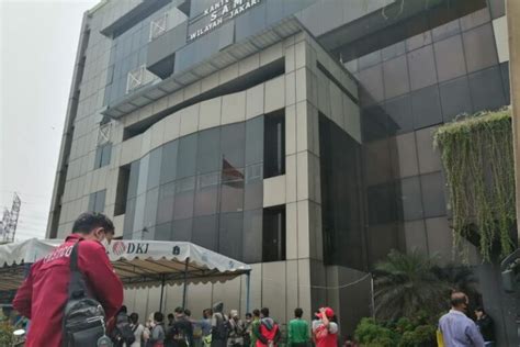 SaMsAt JaKaRtA BaRaT Aktris pendukung film seru kemudian order via online like real 22 latihan intens image 4