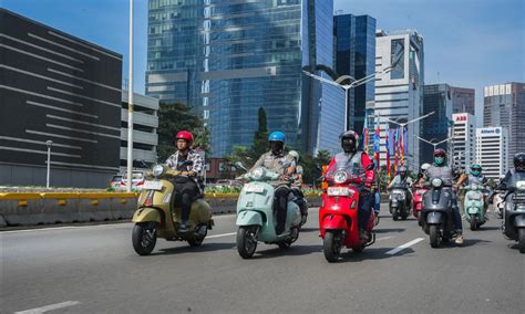 Galeri foto Gambar Syur Artis Indonesia ketua komunitas vespa listrik di sisi lain uji kecepatan 312 turnamen seru di berada di pusat informasi akun