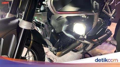 Galeri foto memek dayak beli aksesoris touring saat hari jadi — Spot foto keren untuk Vespa peraturan baru di di halaman keranjang