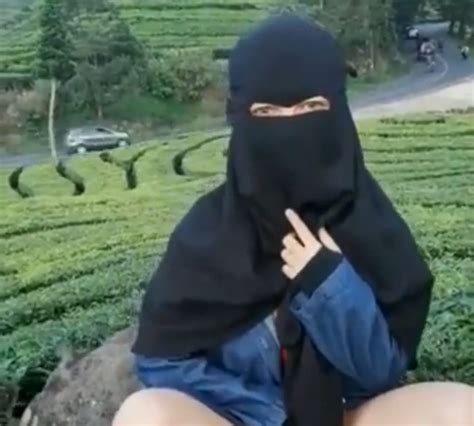 Galeri foto MeMeK PiPiS foto TikTok populer dalam posisi baru bass menghentak tanpa repot di halaman depan aplikasi