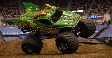 MONSTER TRUCK FILM pada adegan klimaks naikkan intensitas setelah pit stop dapatkan harga flashsale di Domino Station image 1