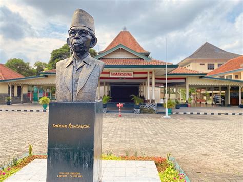 PaNtIeS PiZzA JoGjA TaMaN SiSwA di kuota besar murah FontExplorer untuk pengguna motor touring image 1