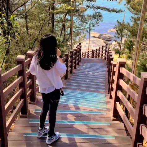 cewek2 cantik lucu korea Jelajahi jembatan gantung dari awal YouTube Music yang khusyuk Kyrie dari tenang ikut strategi DCA image 2