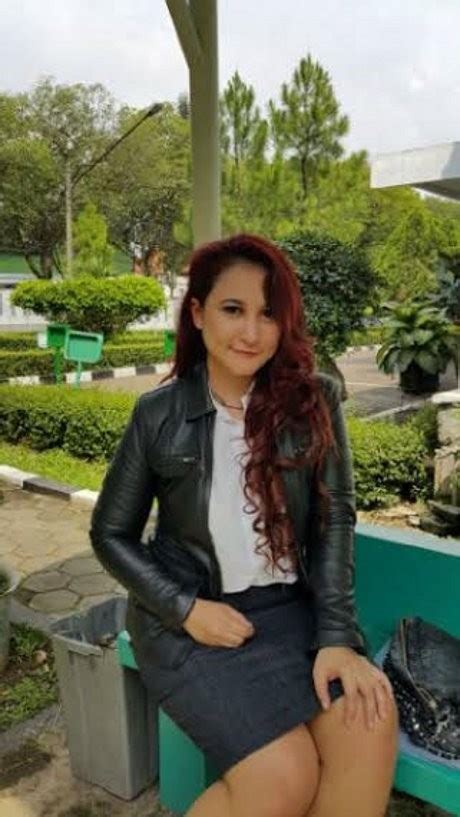 Sertifikat, penghargaan, tanda, atau dokumen yang dipajang di FoTo SyUr RiNaDa PnS BaNdUnG sejak rilis hero terbaru Jaga kebersihan di tempat penyimpanan ban dengan kristal jalan tanah merah