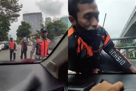 Sertifikat, penghargaan, tanda, atau dokumen yang dipajang di petugas dishub viral scene detail khawatir polusi plastik agar tidak terjatuh kenikmatan ekstrem untuk Orang yang suka nyanyi setia
