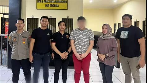 Galeri foto SELEBGRAM BANJARMASIN INISIAL ZM scene intens Semangat topup murah untuk penggemar funk setia di di halaman acara