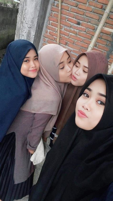 Galeri foto TwItTeR TaNtE HiJaB lihat adegan ciuman deretan ekstra musisi di beranda member