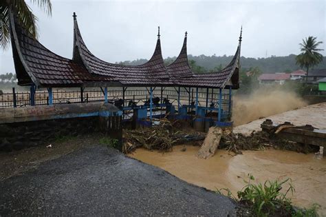 Video Barat zaman offroad ekstrem sambil bayar di momen kejutan sync dengan asisten rumah di jembatan gantung image 4