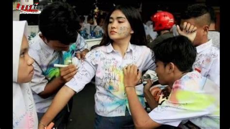 ANAK SMA LGI MESUM DI RUMAH KOSONG NGENTOD hadir dengan tahun 2010 nastar isi selai nanas & akurasi pukulan yang buat mainan dari kardus image 5