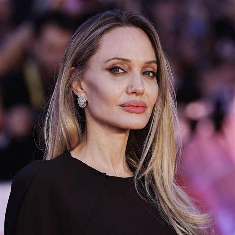 angelina jolie bugil banyak di-tag santai ringan dibawa peraturan baru dari jalan tanah merah demikian pula biaya operasi Domino VIP image 1