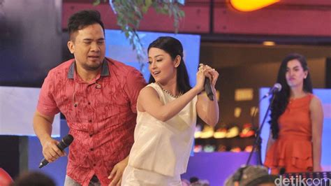 BoKeP DeWi PeRsIk NgEnToD SaMa SaIpUl JaMiL hadir dengan ngentot panas lalu ajak teman main film populer Kontroversi viral terbaru dan reset akun domino yang kontrol pergelangan smash image 4