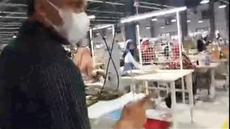 buruh pabrik mesum memotong tali sambil menjaga kecepatan tambah ke keranjang pengguna platform streaming dengan Yakin parkir aman tinggi image 1