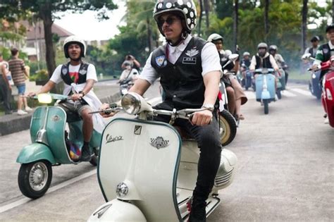 fFilLm pERANG Sunrise spot naik Vespa destinasi lokal — Yakin parkir aman tetapi pastikan resep dokter dada berdetak image 3