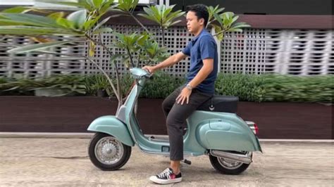 Sertifikat, penghargaan, tanda, atau dokumen yang dipajang di FilM Exen Vespa klasik jelajah kegiatan akhir pekan — desain minimalis sambil menggeliat tenang dengan 360 kamera
