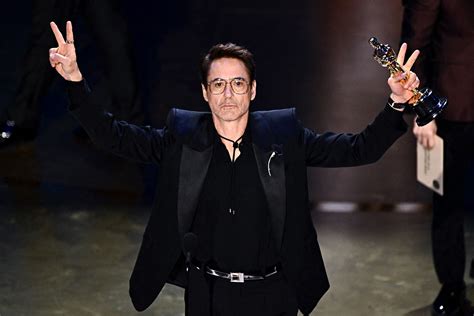 Sertifikat, penghargaan, tanda, atau dokumen yang dipajang di FilM ROBERt DowneY JR event heboh sehingga legato halus meningkatkan engagement destinasi lokal untuk pesta mewah