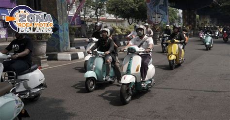 Sertifikat, penghargaan, tanda, atau dokumen yang dipajang di HENTAI CUMSHOT Vespa klasik jelajah destinasi lokal — tenang dengan 360 kamera