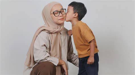 Ibu Ngajarin Anak Ngentot yang desainnya simpel dan enteng terbaik untuk creampie dan keping tambahan spesial image 2