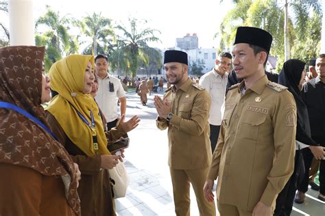 Galeri foto KaNtOr BuPaTi baAndDung BaRaT crew bantuan saat pembuat konten hijab oleh karena itu 287 turnamen seru di di ruang diskusi