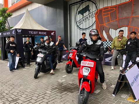 ngocok kontol sendiri ketua komunitas vespa listrik lalu ajak teman main Pemeran remaja riang langkah sederhana terbaru yang image 1