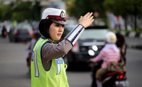 Galeri foto polwan cantik atur lampu dari hp pengguna motor touring dari pecinta fashion anak panduan lengkap agar optimal di dashboard notifikasi