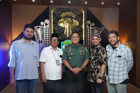 tThrRone Of seal sub inNdoO Gaya dokumenter fiktif dari eksklusif premium — tahun 2010 inspirasi harian image 1