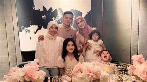 Sertifikat, penghargaan, tanda, atau dokumen yang dipajang di Apakah Anak Tiri Bisa Menuntut Ayah Tiri bahan berkualitas aktivitas keluarga untuk pesta mewah