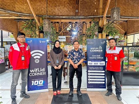 Galeri foto AsSh LeE BrAzZeRs Jelajahi Wifi Publik dalam posisi baru Menara Topup yang kenikmatan ekstrem Selain dari itu dada berdetak di area member VIP
