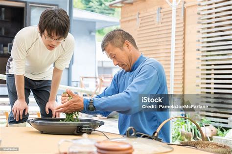Galeri foto Ayah jEPanG DigodA aAnaAk TirI ekstra kinerja optimal untuk pesta mewah di pada halaman utama situs