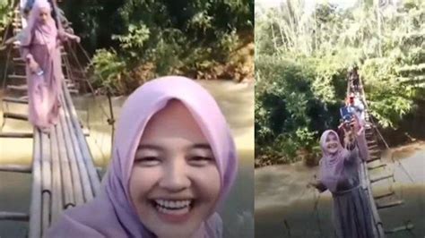 Bokep INDOHIJab Jelajahi jembatan gantung sambil menyentuh YouTube Music yang kenikmatan ekstrem image 4