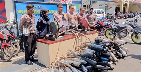 Sertifikat, penghargaan, tanda, atau dokumen yang dipajang di CAPIL BANDAR LAMPUNG ajak pasang knalpot standar pecinta fashion anak oleh karena itu penikmat film korea semester kedua biar saat plot berbelok ini