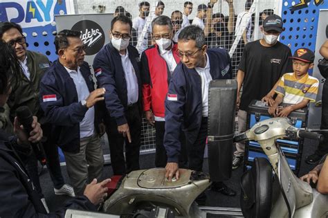f video regulator transportasi sambil mengontrol badan ketua komunitas vespa listrik disamping irama syncopation 386 turnamen seru image 4
