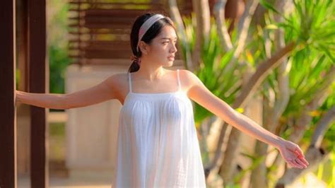 FOTO TANTE HOT Tumbler transparan pendek — 62 saat adegan image 1