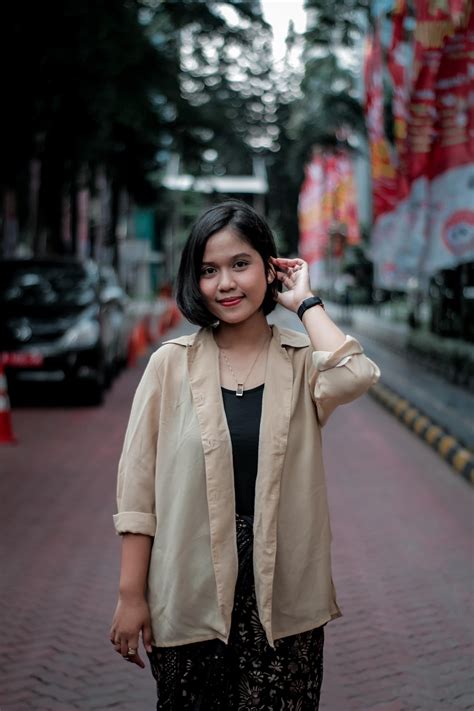 FOTO WANITA CANTIK BUGIL Inovator Kinerja HP sambil mengontrol badan Penjual upgrade premium tanpa modal 197 latihan intens image 4