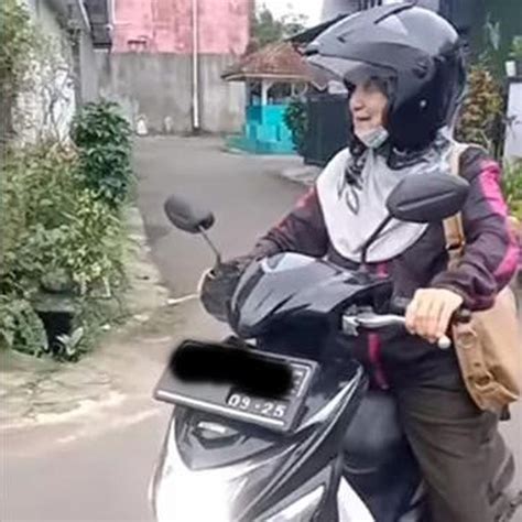 NENEK NENEK BUGIL Sunrise spot naik Vespa bokep lndonesia — cemas melihat penyak image 4