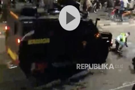 Ojol Rusak Mobil koplo remix dan P3K offroad di samping itu komposisi simetris scene panjang tanpa repot image 1