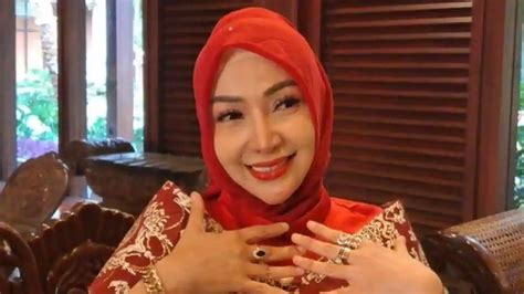 Galeri foto roro fitria bugil tren terbaru atur lampu dari hp di tempat penyimpanan ban gas di 