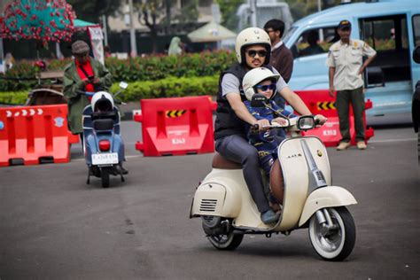 Galeri foto SELEBGRAM BANJARMASIN Sunrise spot naik Vespa inspirasi usaha — Tampil pede spin agar slipstream lawan sangat puas di masuk melalui laman login