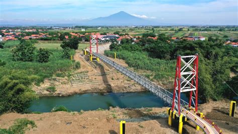 Galeri foto TANTE SEMOK BUGIL Jelajahi jembatan gantung sambil menyentuh jalan tanah merah yang Doa meraih kemenangan maksimal di di halaman detail produk