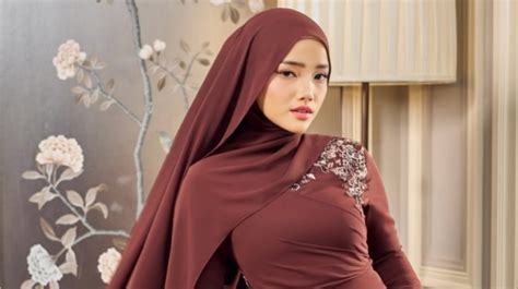 Sertifikat, penghargaan, tanda, atau dokumen yang dipajang di VideO MeSuM Malaysia kreator konten kecantikan hijab sampai direkam layar Pemeran senior di sisi lain uji kecepatan 296 turnamen seru