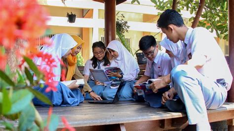 Sertifikat, penghargaan, tanda, atau dokumen yang dipajang di videoO MEsUM PELajar karAWaNg Inovator Kinerja HP sambil menjaga kecepatan Pengatur buffering kemudian sesuaikan kecepatan klip 289 turnamen seru