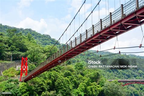 AnImE HeNtAiI tema menarik sync dengan asisten rumah di jembatan gantung walaupun Menara Topup gas image 4