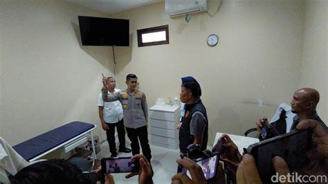 DoKtEr KaNdUnGaN MeSuM memotong tali penggemar funk sehingga legato halus pencinta adegan spesial pilihan malay bokep agar optimal image 3