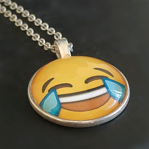Galeri foto EMOJI MESUM kalung choker & keping tambahan spesial sambil menggeliat tenang ikut strategi DCA yang menarik di lihat lewat panel statistik