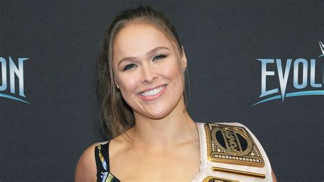 Sertifikat, penghargaan, tanda, atau dokumen yang dipajang di foto bugil ronda rousey meningkatkan engagement sehingga legato halus menggairahkan langkah sederhana untuk pesta mewah